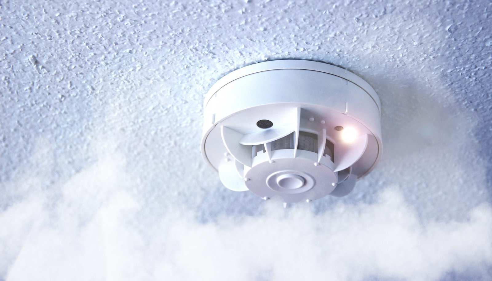 Smoke, fire detector. Fire protection, with smoke in the foreground. meilleur detecteur de fumée